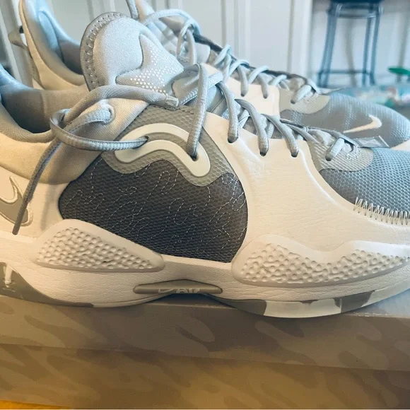 Nike Gray and White Athletic Shoes with Modern Design - Picture 4 of 7